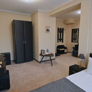 Гостиница Сибирский Сафари клуб Красноярск Комфортный 3-местный номер (Джуниор Сюит)-3