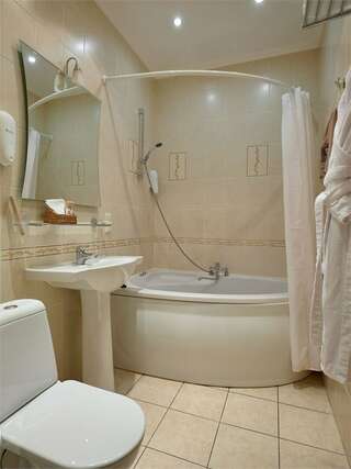 Гостиница Сибирский Сафари клуб Красноярск Комфортный трехместный номер (Джуниор Сюит)-4