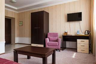 Гостиница Сибирский Сафари клуб Красноярск Комфортный номер с двуспальной кроватью (Джуниор Сюит)-14