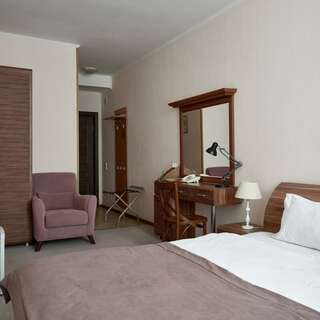 Гостиница Сибирский Сафари клуб Красноярск Стандартный номер улучшенный (1 категория)-4