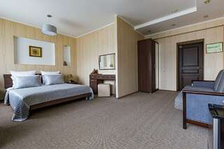 Гостиница Сибирский Сафари клуб Красноярск Комфортный трехместный номер (Джуниор Сюит)-8