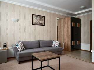 Гостиница Сибирский Сафари клуб Красноярск Комфортный трехместный номер (Джуниор Сюит)-2