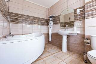 Гостиница Сибирский Сафари клуб Красноярск Комфортный трехместный номер (Джуниор Сюит)-9