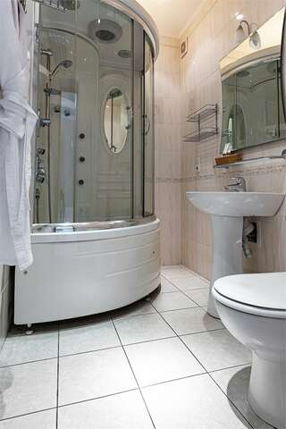 Гостиница Сибирский Сафари клуб Красноярск Комфортный номер с двуспальной кроватью (Джуниор Сюит)-15